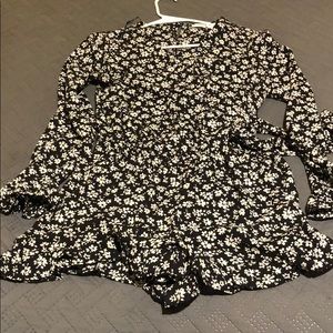 Long sleeve ruffle romper with daisys